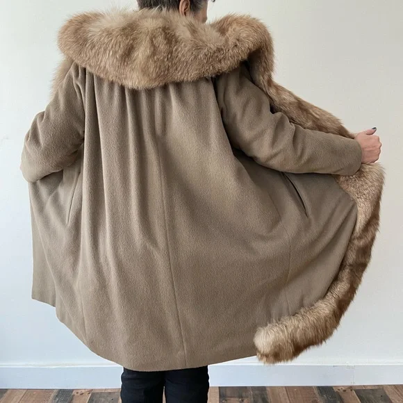 Sophisticated Tan and Brown Cape/Coat with Luxurious Fur Accents
